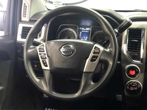 Used 2018 Nissan Titan SV image 12
