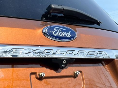 Used 2017 Ford Explorer XLT w/ Equipment Group 202A image 12