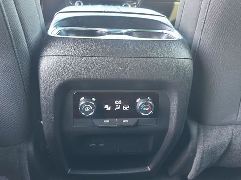 Used 2025 Chevrolet Traverse LT w/ Midnight/Sport Edition image 18