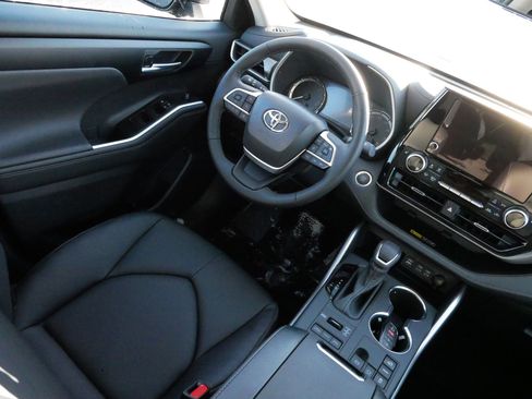 Certified 2026 Toyota Highlander XLE image 9