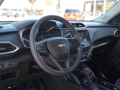 Used 2023 Chevrolet TrailBlazer LT w/ LPO, Blackout Package FWD image 2