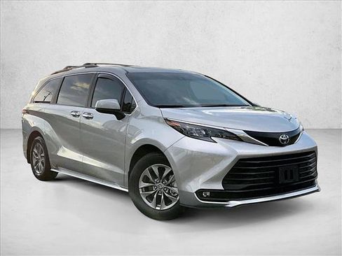 Used 2025 Toyota Sienna XLE FWD image 11