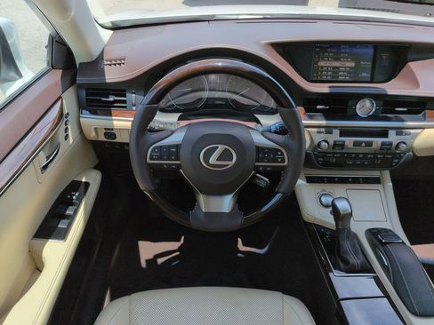 Used 2018 Lexus ES 350 w/ Luxury Package w/Wood Trim FWD image 15