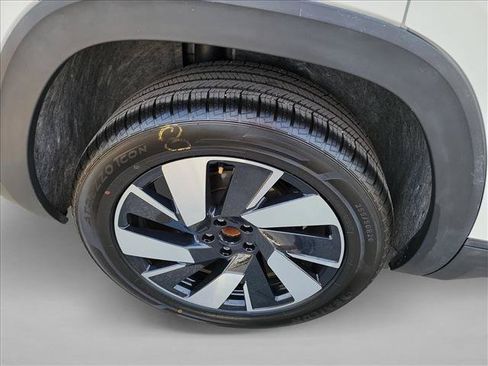 Used 2025 Volkswagen Atlas Cross Sport SE FWD image 11