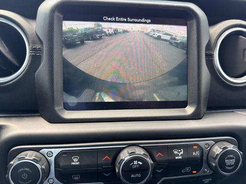 Used 2018 Jeep Wrangler Unlimited Sahara AWD/4WD image 26