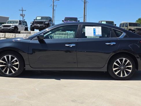 Used 2017 Nissan Altima 2.5 SV FWD image 2