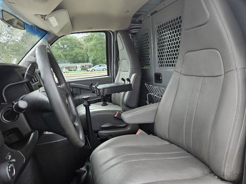 Used 2017 Chevrolet Express 2500 RWD image 11