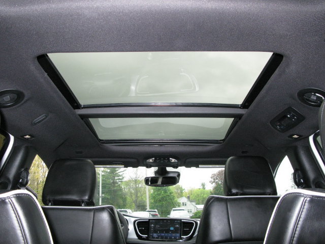 Used 2025 Chrysler Pacifica Limited FWD image 15