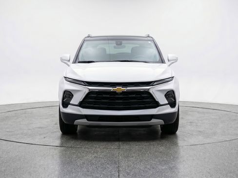 Used 2025 Chevrolet Blazer LT FWD image 2