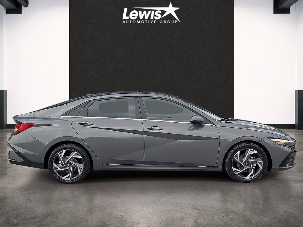 Used 2026 Hyundai Elantra Limited FWD image 5