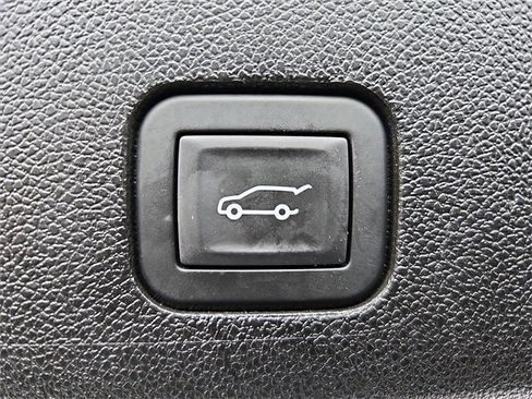 Used 2025 Cadillac XT6 Premium Luxury image 25