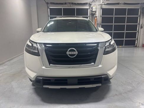 Used 2024 Nissan Pathfinder Platinum FWD image 3