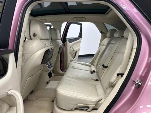 Used 2018 Bentley Bentayga image 33
