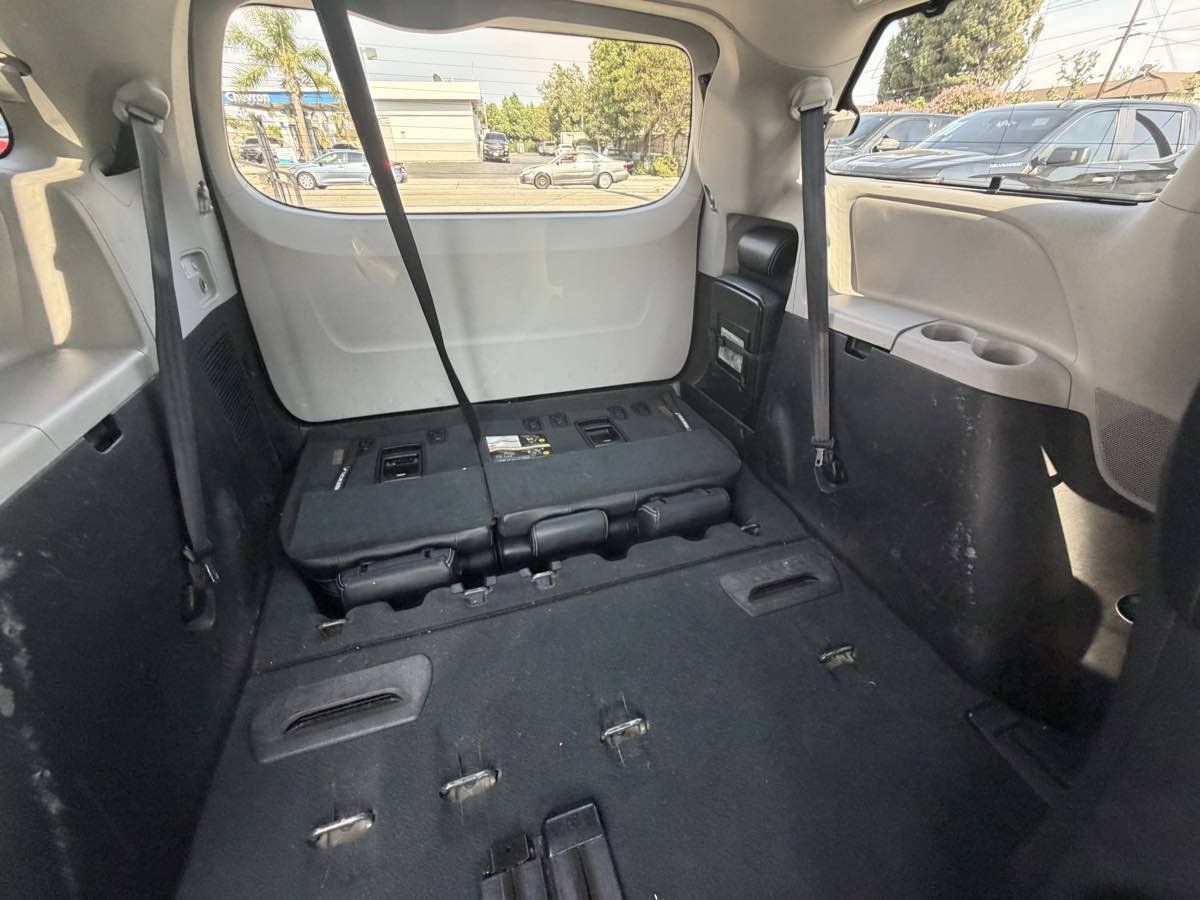 Used 2019 Toyota Sienna SE w/ Carpet Mat Package FWD image 29