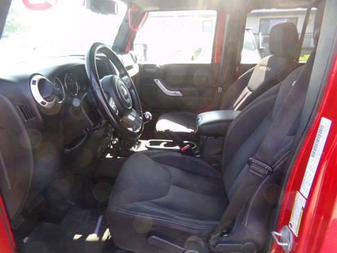 Used 2014 Jeep Wrangler Unlimited Sahara w/ Connectivity Group AWD/4WD image 9