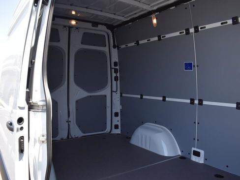 New 2025 Mercedes-Benz Sprinter 2500 image 10