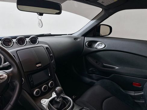 Used 2017 Nissan 370Z Coupe RWD image 21