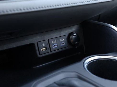 Used 2022 Toyota Highlander XLE image 19