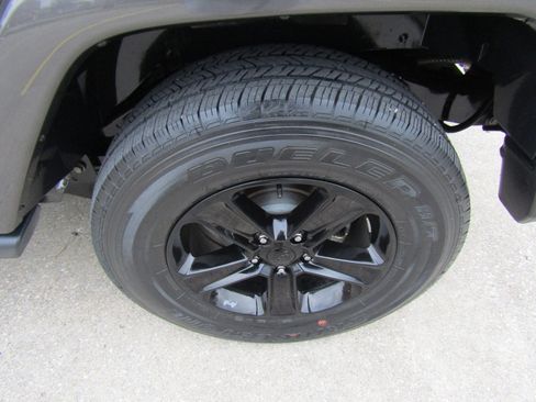 Used 2018 Jeep Wrangler Unlimited Sahara w/ Connectivity Group image 10