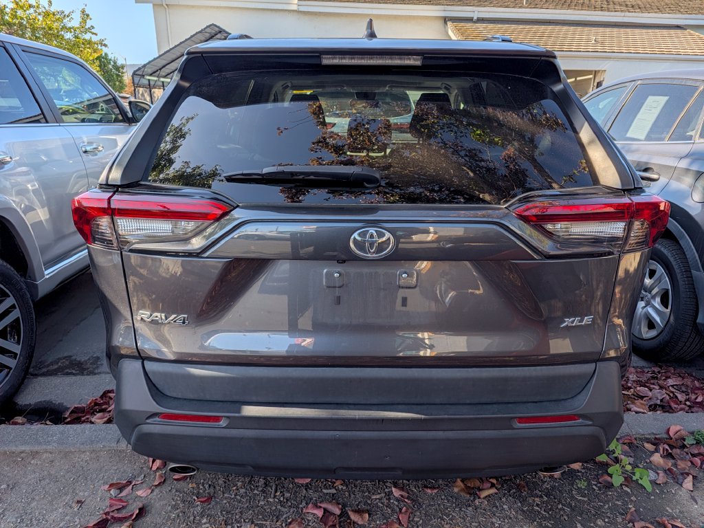 Used 2022 Toyota RAV4 XLE w/ Convenience Package FWD image 5