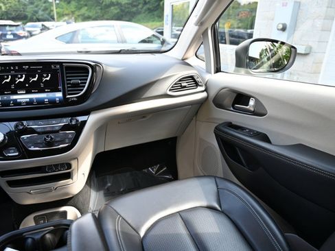 Used 2023 Chrysler Pacifica Touring-L FWD image 13