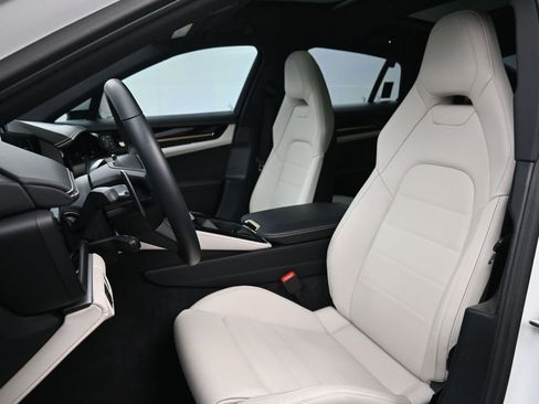 Certified 2025 Porsche Panamera image 5