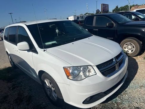 Used 2019 Dodge Grand Caravan SXT FWD image 2