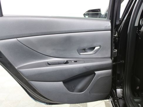 Used 2025 Hyundai Elantra Blue image 28