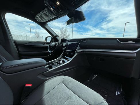 New 2025 Jeep Grand Cherokee Laredo w/ Luxury Tech Group I image 28