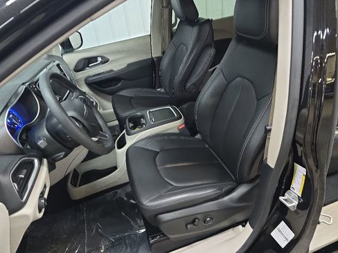 Used 2024 Chrysler Pacifica Touring-L FWD image 30