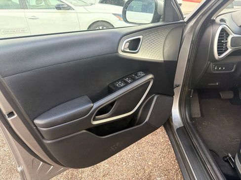 Used 2024 Kia Soul LX w/ Option Group 015 FWD image 3