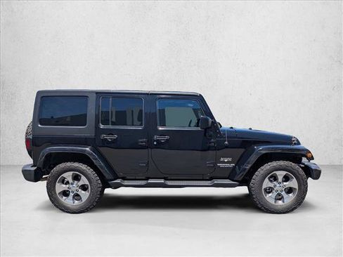 Used 2017 Jeep Wrangler Unlimited Sahara AWD/4WD image 4