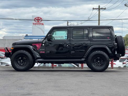 Used 2018 Jeep Wrangler Unlimited Sahara AWD/4WD image 8