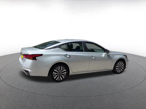 Used 2025 Nissan Altima 2.5 SV FWD image 11