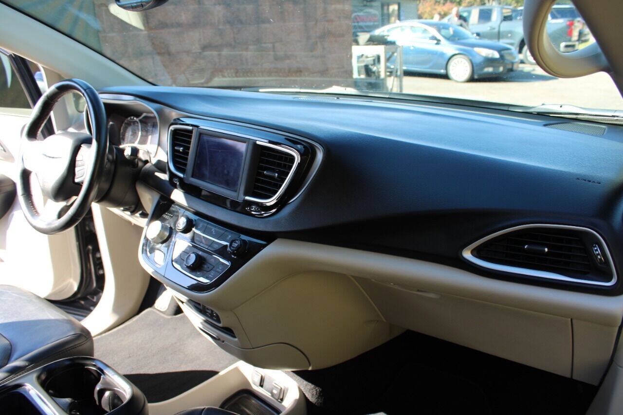 Used 2020 Chrysler Pacifica Touring-L FWD image 16