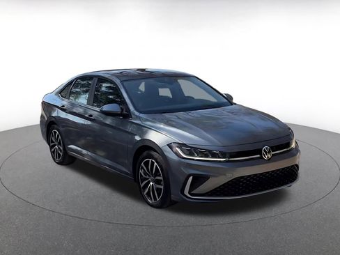 Used 2025 Volkswagen Jetta SE image 3