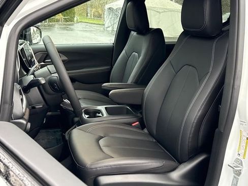 New 2026 Chrysler Pacifica Select image 15