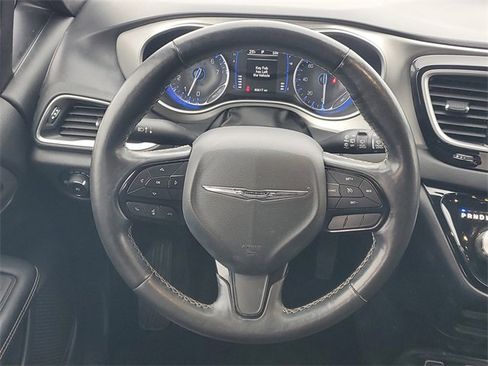 Used 2020 Chrysler Pacifica Touring-L image 13