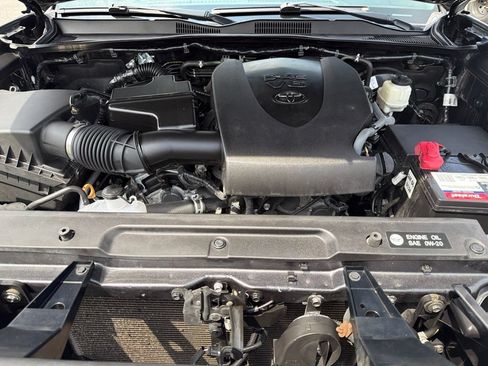 Used 2018 Toyota Tacoma TRD Sport w/ TRD Premium Sport Package RWD image 8