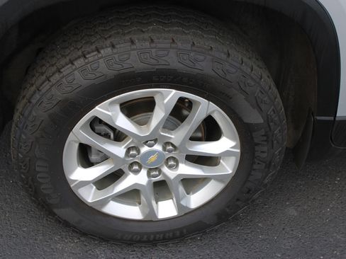 Used 2022 Chevrolet Traverse LS FWD image 27