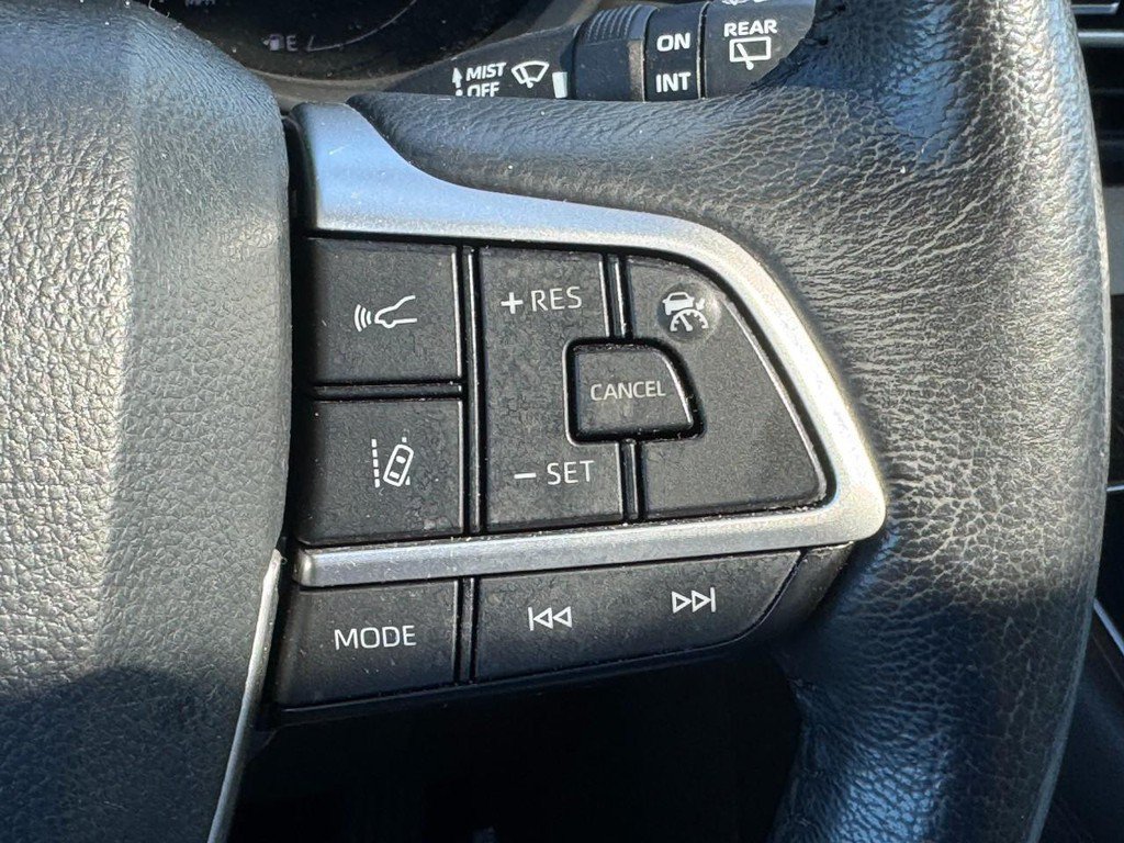 Used 2024 Toyota Sienna XLE FWD image 28