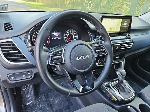 Certified 2022 Kia Seltos S image 24