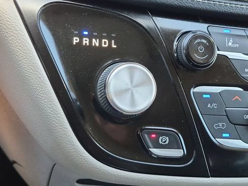 Used 2022 Chrysler Pacifica Touring-L FWD image 27