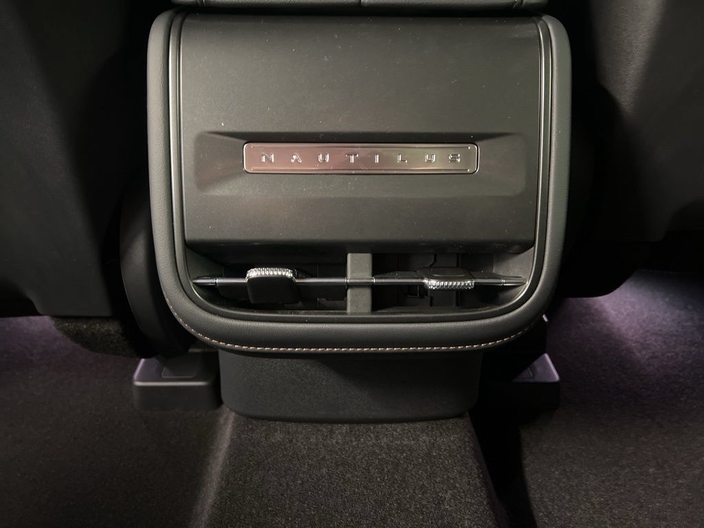 Used 2026 Lincoln Nautilus Premier AWD/4WD image 33