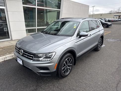 Used 2021 Volkswagen Tiguan SE w/ Panoramic Sunroof Package FWD image 4