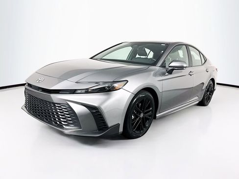Used 2025 Toyota Camry SE w/ Convenience Package FWD image 3