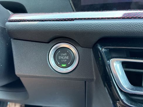 Used 2025 Chevrolet Traverse RS image 17