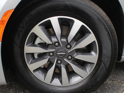 Used 2024 Chrysler Pacifica Select image 59