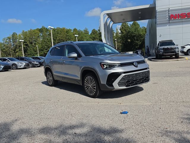 Used 2025 Volkswagen Taos SE FWD image 2