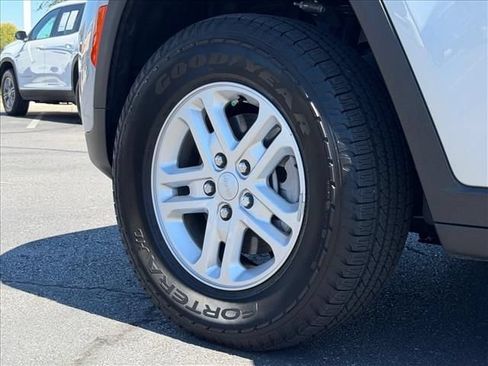 Used 2025 Jeep Grand Cherokee Laredo w/ Trailer Tow Package AWD/4WD image 23